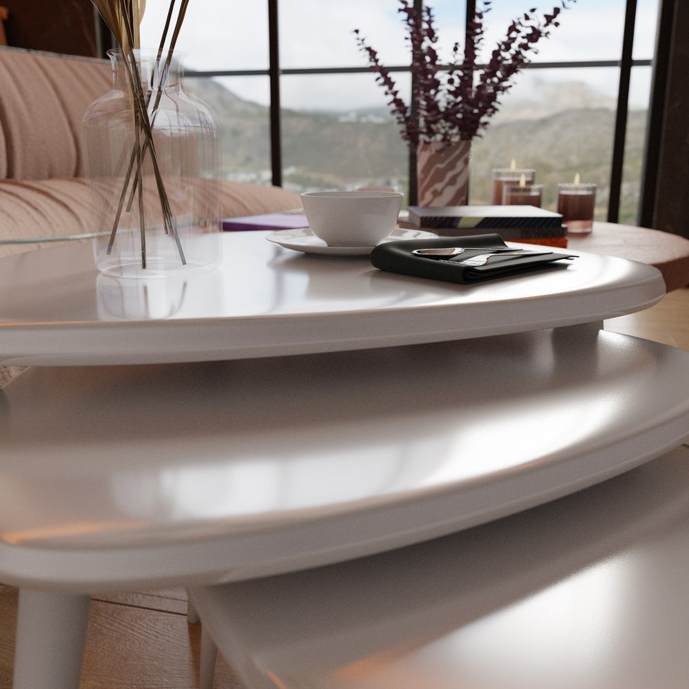 modern mat beyaz zigon sehpa seti sade ama etkileyici tasarimi ve fonksiyonel yapisi ile dikkat cekiyor sehpa uzerinde sade dekorasyon elemanlari yer almakta vornom