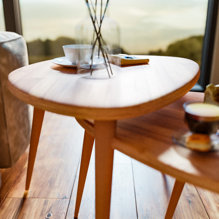 ahsap zigon sehpa uclu set dogal masif kestane agaci ercol style fonksiyonel tasarimli ev icin zigon sehpa seti vornom