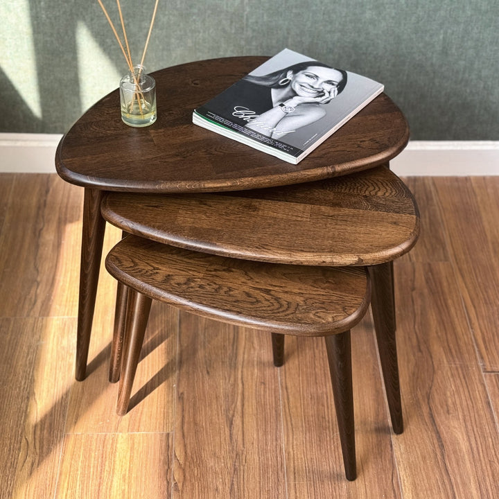 masif ahsap zigon sehpa yuvarlak hatli ve koyu renk dokusu dergi ve kitap ile stilize edilmiş vornom