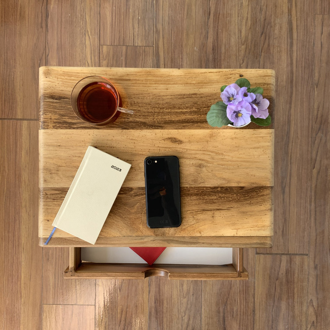 konik ayakli ceviz komodinin masidf dokusu ve cekmece tasarimi vurgulanmis vornom