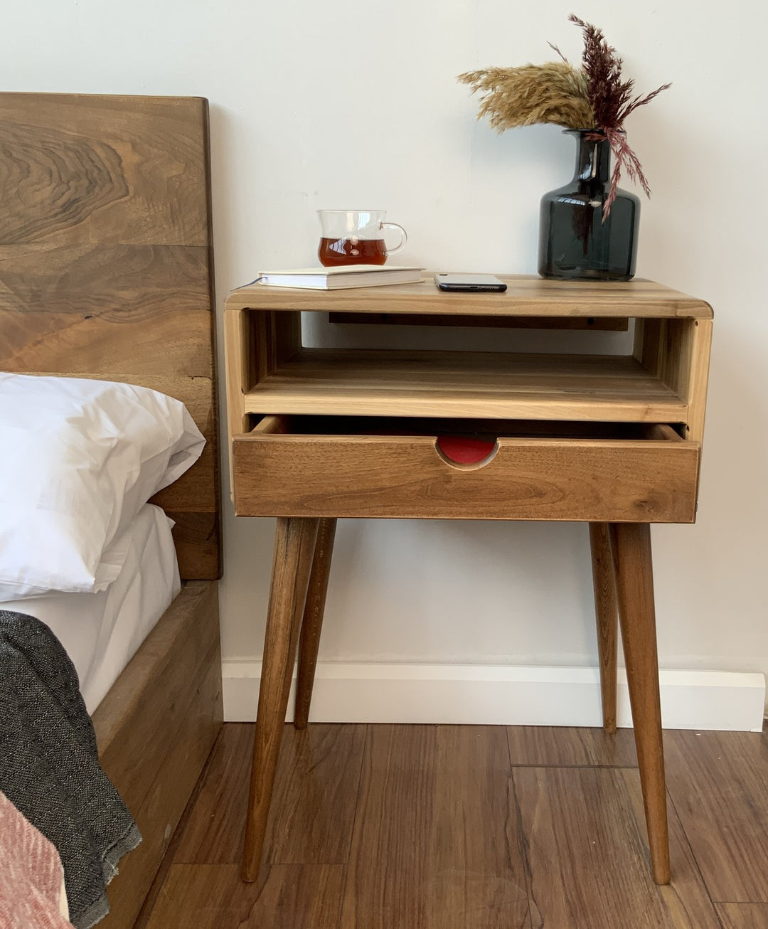 ahsap komodin pratik ve hizli montaj ozelligiyle dogal vornom