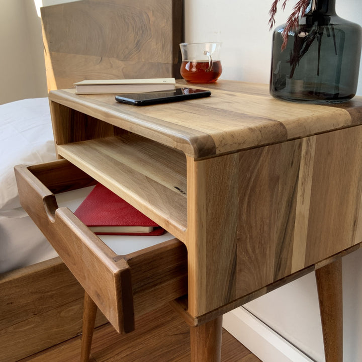 ahsap komodin modern ve sade rafiı ve cekmeceli dizayn vornom