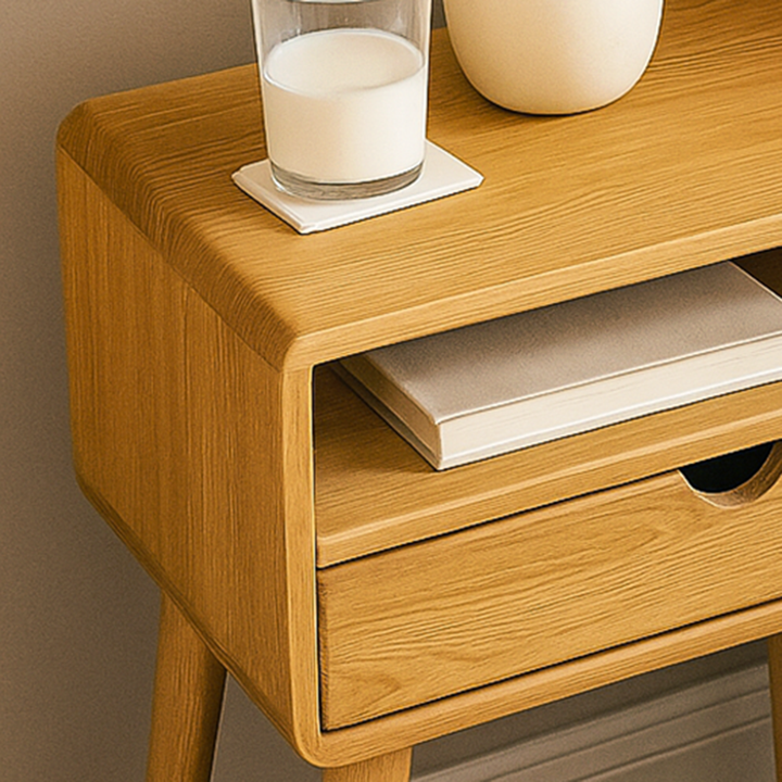 ahsap komodinin yakin cekim ile  masif ahsap yapisi ve modern cekmece tasarimi dikkat ceker vornom