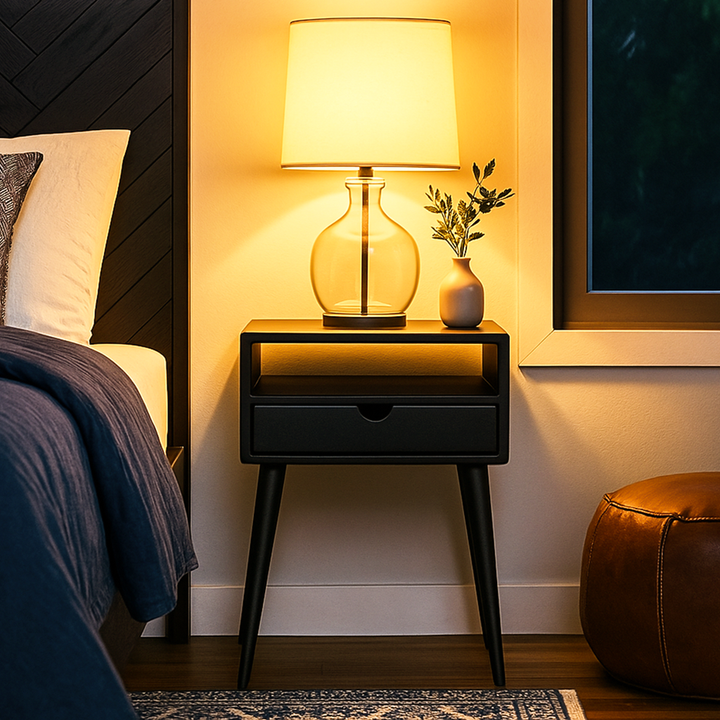 cekmeceli siyah ahsap komodin uzeri dekoratif lamba ve vazo ile odada modern bir hava yaratmis vornom