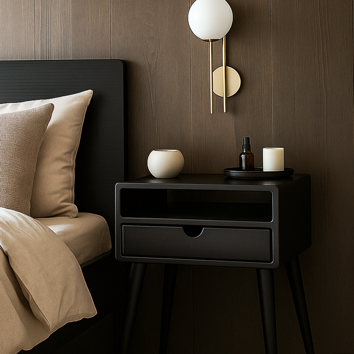 konik ayakli siyah cekmeceli komodin ustunde dekoratif objeler ve aydinlatma ile modern yatak odasina uyumlu vornom
