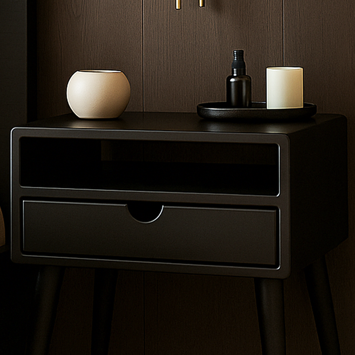 ahsap siyah cekmeceli ve rafli komodin minimal tasarim dekoratif objelerle kombinlenmis sade ve zarif vornom