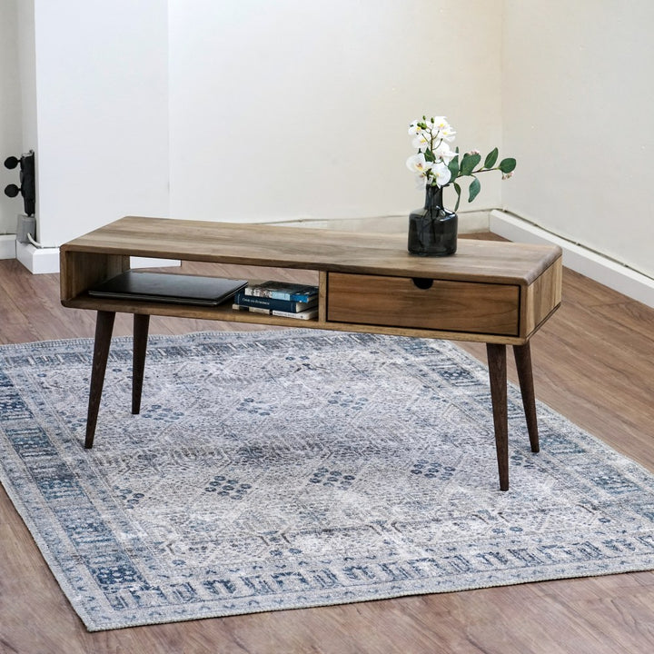 ceviz orta sehpa cekmece ve rafli masif ahsap modern tasarim oturma odasi icin kullanislilik sunan sik sehpa dayanikli malzeme vornom