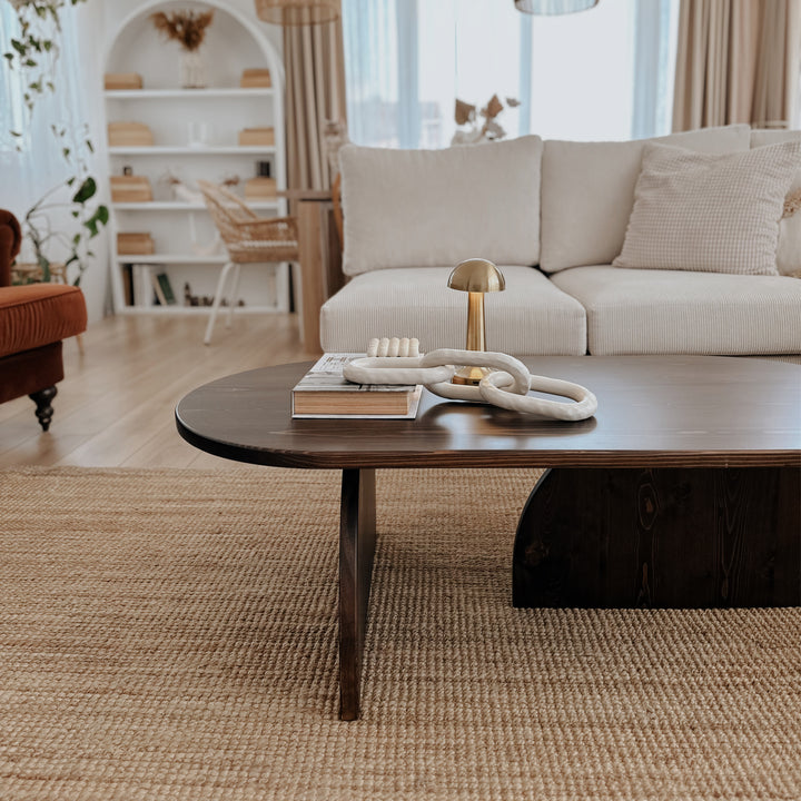 notr tonlarla dekore edilmis ahsap ladin sehpa ve dokulu yastiklarla tamamlanmis rahat bir Japandi yasam alani