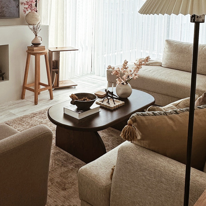 modern dekor unsurlari ve sik bir ahsap ladin sehpa ile sofistike Japandi yasam alani