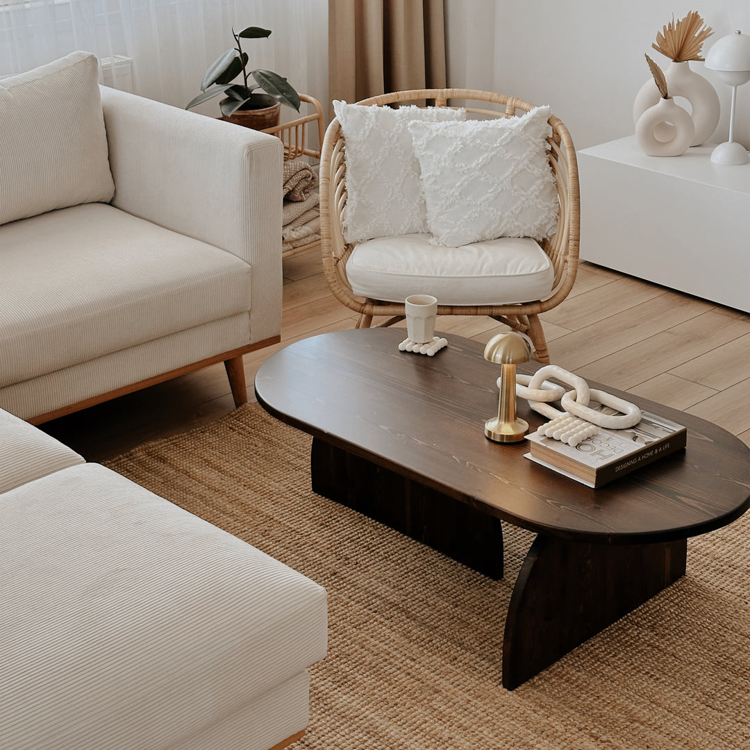 notr tonlarda, temiz hatlara sahip ladin ahsap orta sehpa ve dogal unsurlar ile sik bir Japandi yasam alani