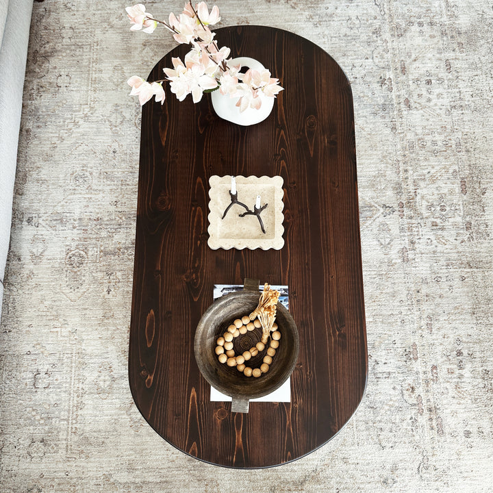 ahsap orta sehpa japandi stiline sahip ve ladin agacından yapilmis oval hatlara sahip