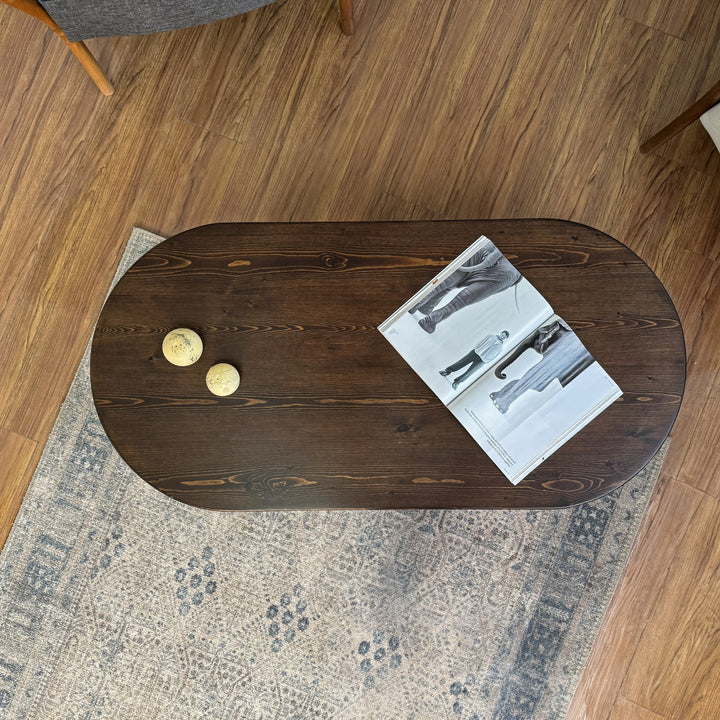 ahsap ladin orta sehpa ile modern dekorasyona sahip yasam alani