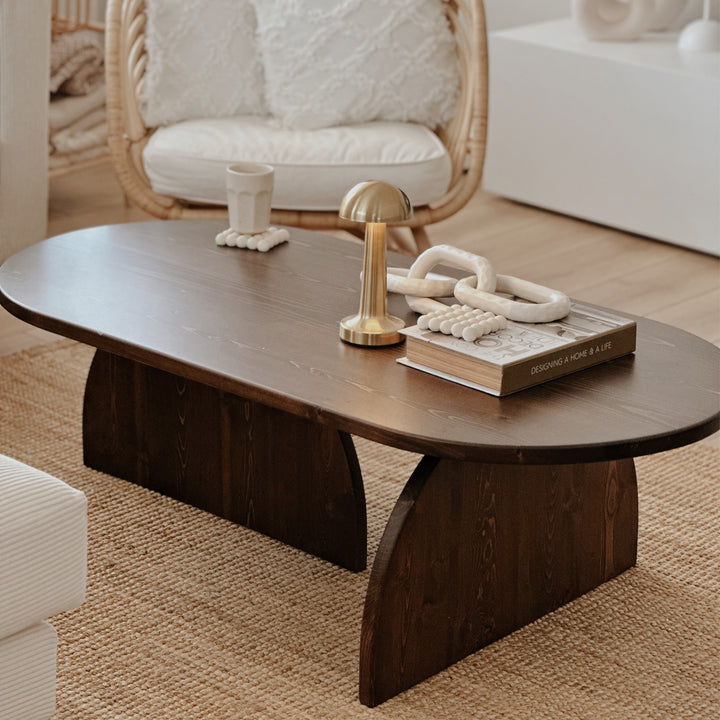 ahsap sehpa bej tonlarinda kanepe ve yumusak bir haliyla minimalist Japandi oturma odasi tasarimi