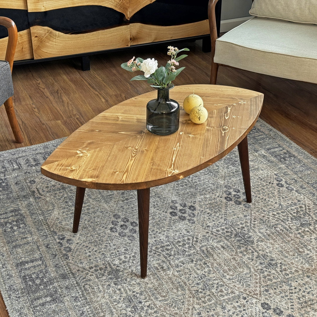 yaprak seklinde tasarlanmis koyu ladin agacindan konik ayakli ahsap orta sehpa vornom