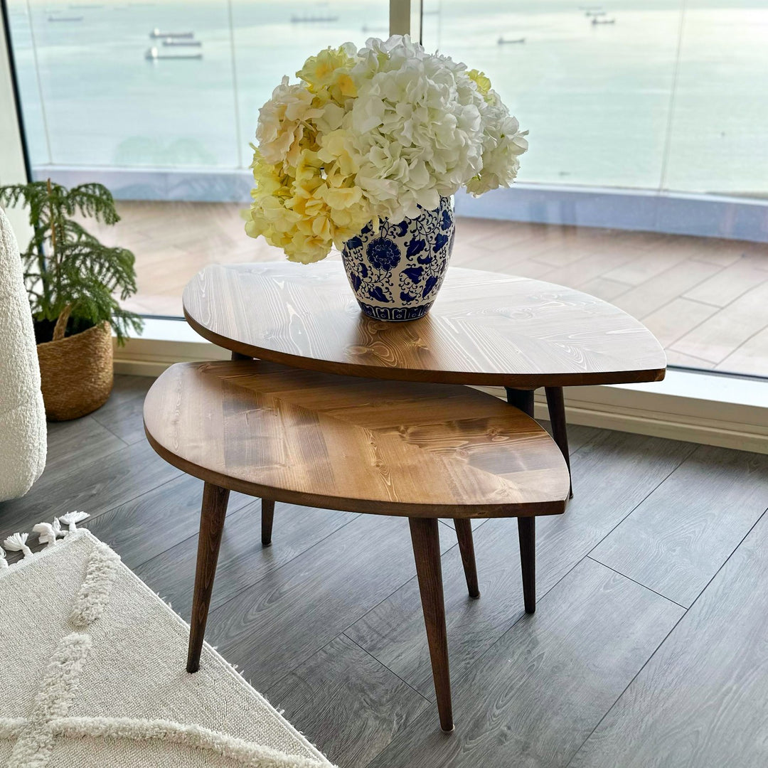 yaprak seklinde biri buyuk biri kucuk iki adet ceviz sehpadan oluşan set vornom