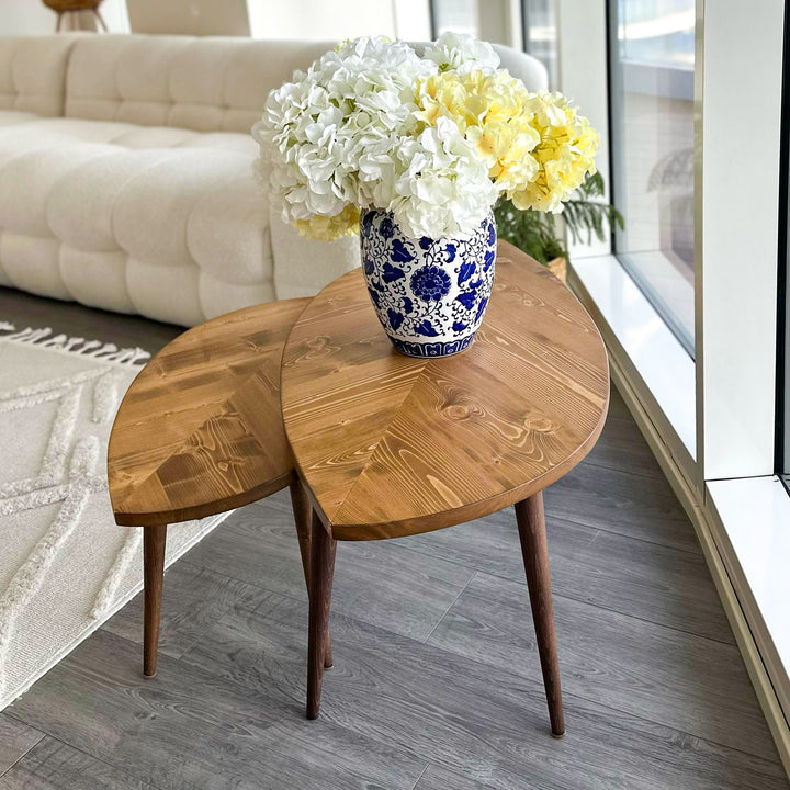 birbiri icine gecmis ikili yaprak sekilnde tasarlanmis ladin sehpa seti sik bir urun vornom