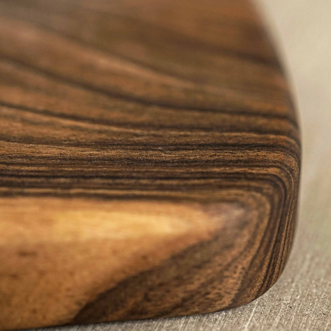 ahsap sunum tahtasinin yakin cekim ile sicak ceviz dokusu one cikiyor vornom