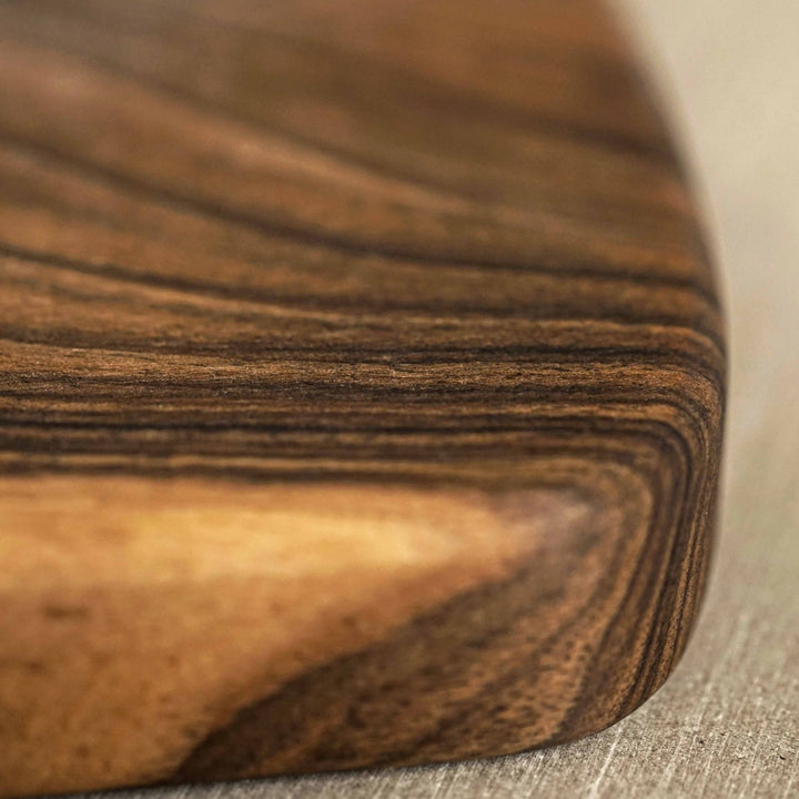 ahsap sunum tahtasinin yakin cekim ile sicak ceviz dokusu one cikiyor vornom