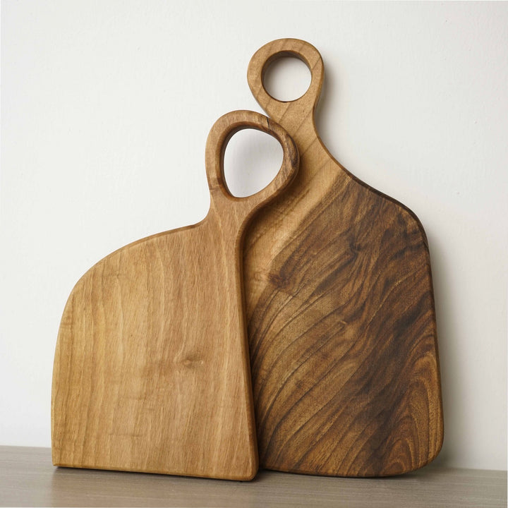 ikili ahsap sunum tahtasi dik sekilde duvara yaslanmis vornom