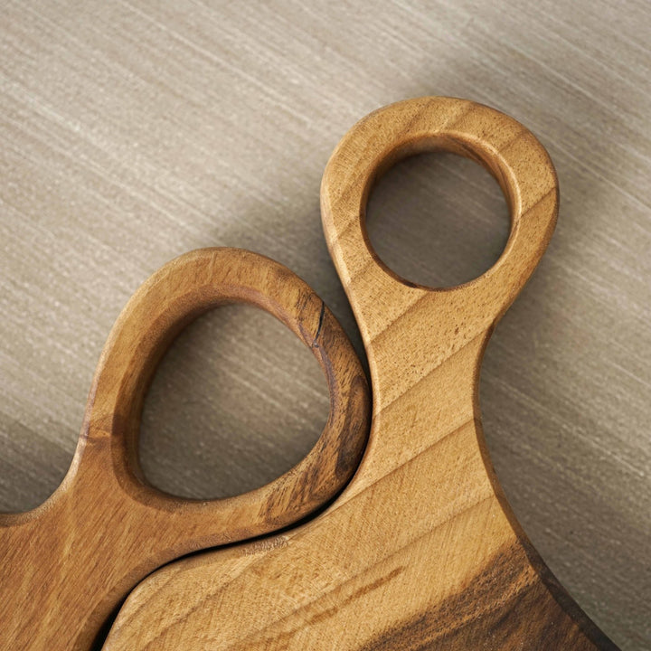 ikili ahsap sunum tahtasinin tutma kisimlarinin estetik tasarimi vurgulaniyor vornom