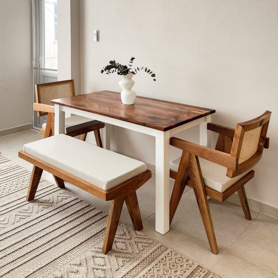 beyaz ayakli ahsap yemek masasi  bench ve sandalyelerle modern bir tasarim vornom