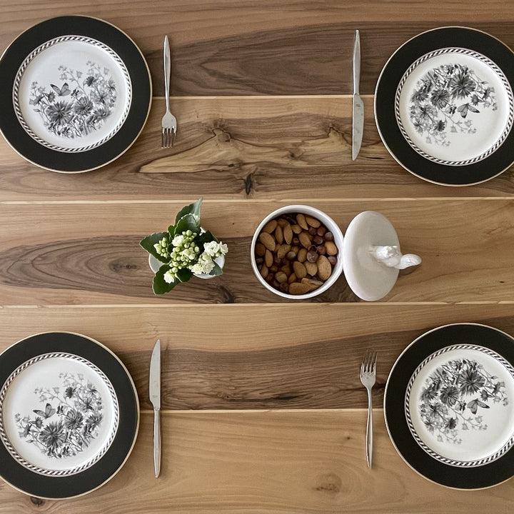 ahsap yemek masasi uzerinde dort adet tabak sunumu ile fonksiyonellik vurgulaniyor vornom