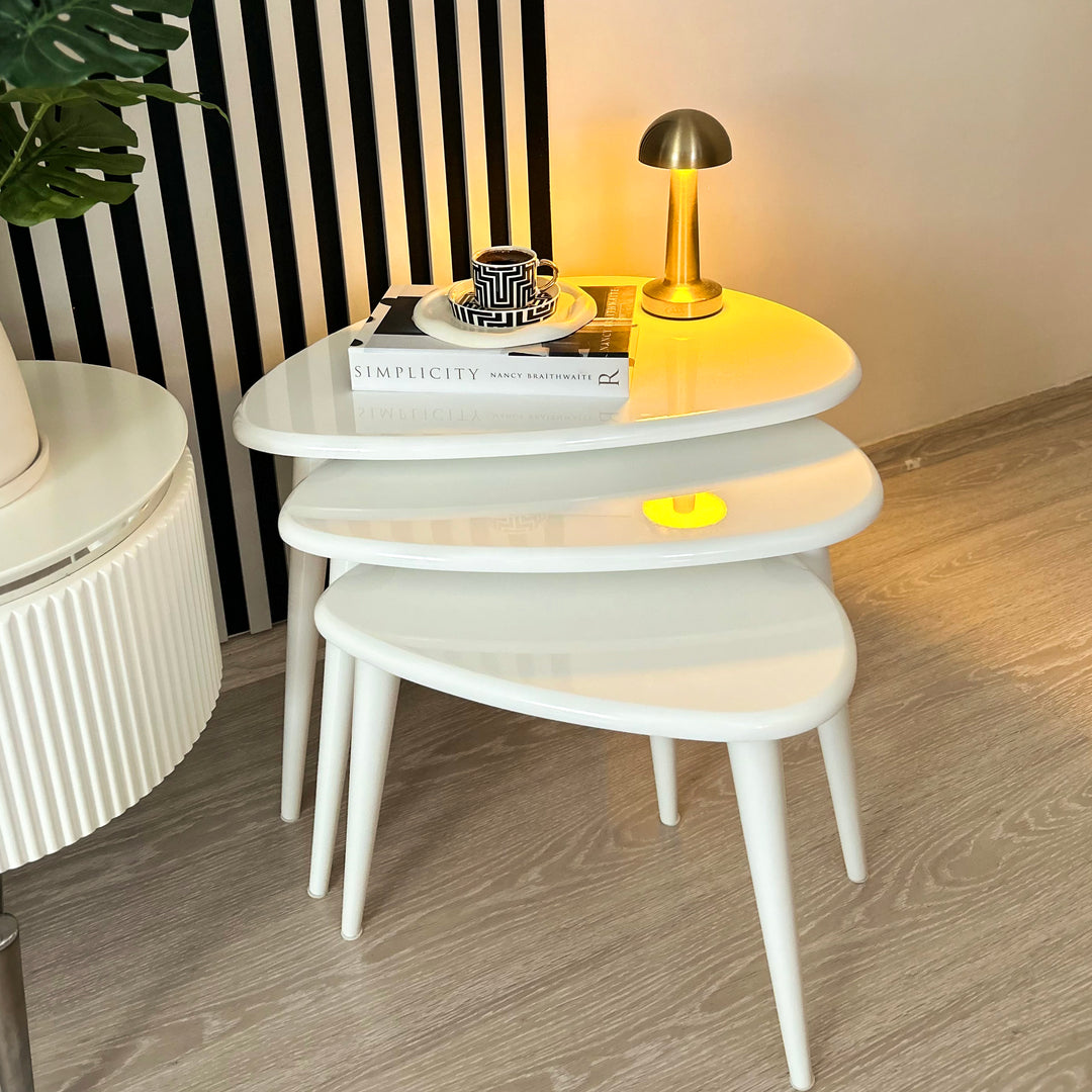 beyaz lake zigon sehpa takimi masif konik ayaklariyla modern bir tasarim vornom