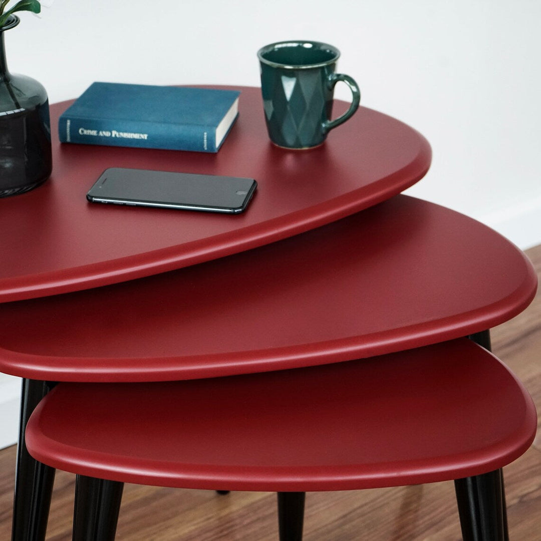 bordo ahsap zigon sehpa goz alici bir renge ve modern bir tasarima sahiptir vornom