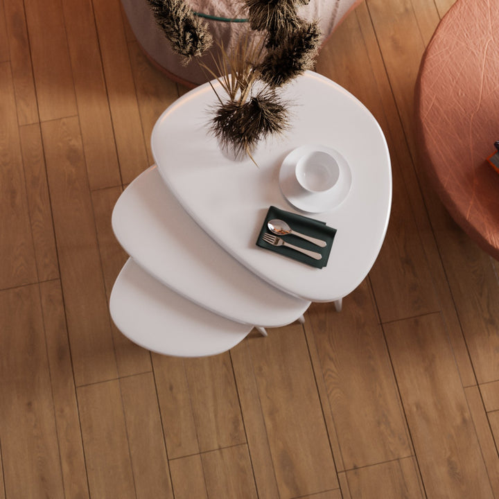 modern mat beyaz zigon sehpa seti sade tasarimi ile dikkat cekiyor sehpa uzerinde guzel bir dekorasyon yer almakta vornom