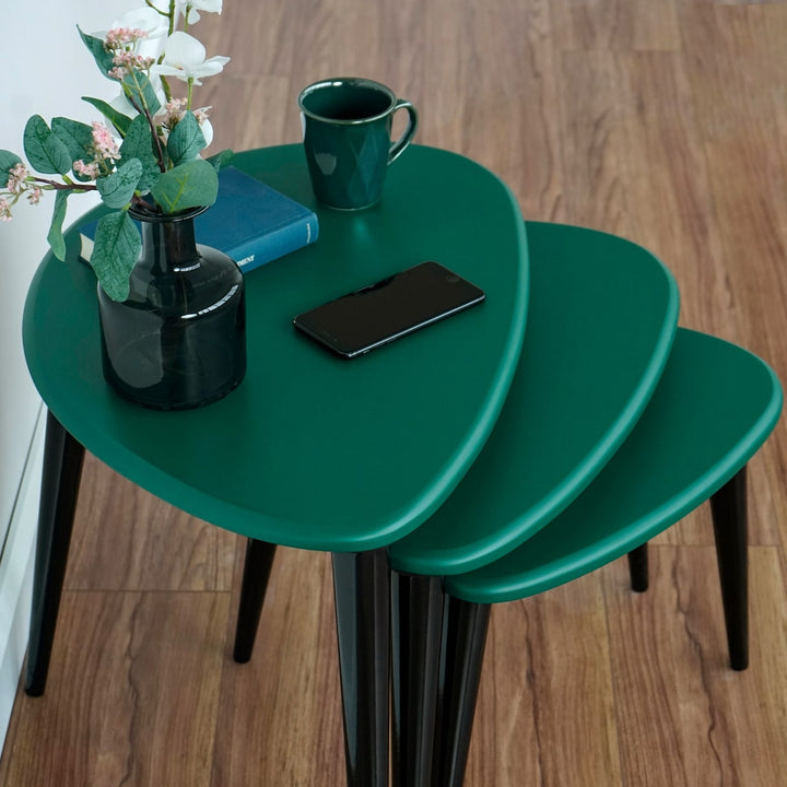 yesil uclu zigon sehpa takimi siyah konik ayaklara ve ercol tarzina sahip vornom 