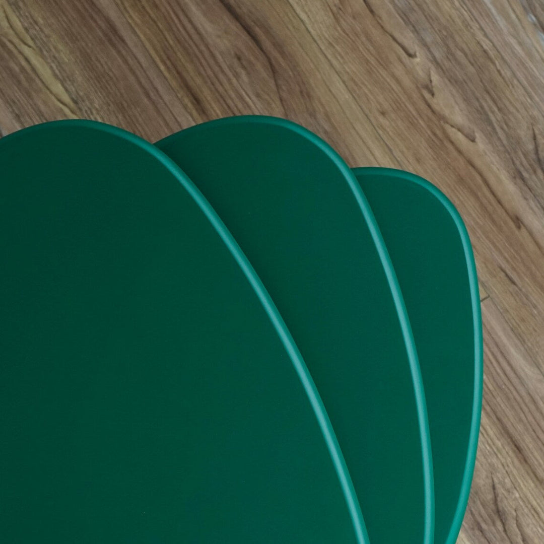 ahsap zigon sehpanin yakin cekim ile yesil rengin estetik ve purussuz dokusu one cikiyor vornom