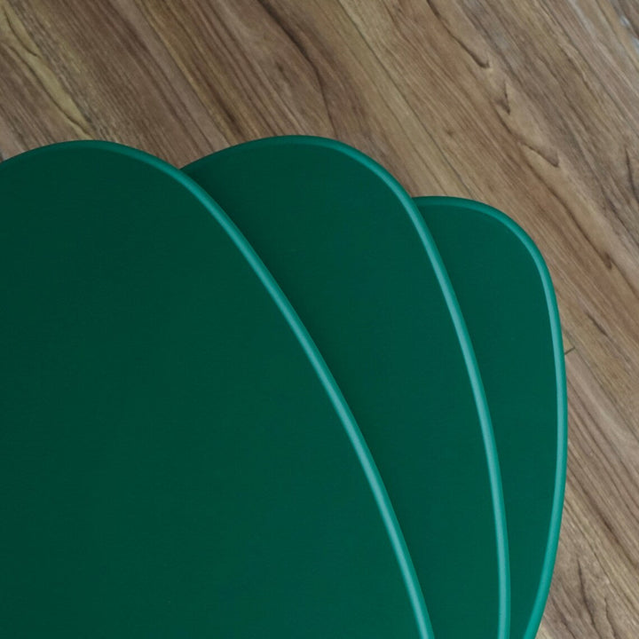 ahsap zigon sehpanin yakin cekim ile yesil rengin estetik ve purussuz dokusu one cikiyor vornom