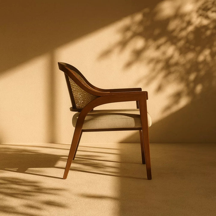 Bohem stil, hasır sırtlı masif kayın ahşap sandalye, duvar önünde gölgeyle birlikte yer alıyor.