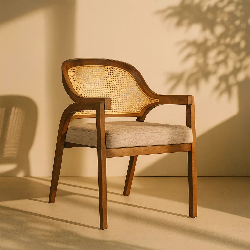 Hasır sırtlı, masif kayın ahşap çerçeveye sahip açık kahverengi döşemeli sandalye.