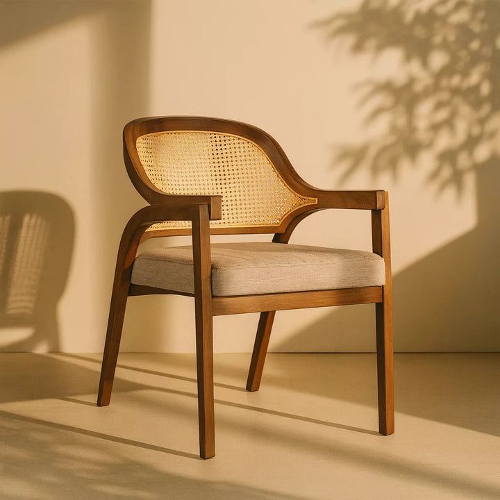 Hasır sırtlı, masif kayın ahşap çerçeveye sahip açık kahverengi döşemeli sandalye.