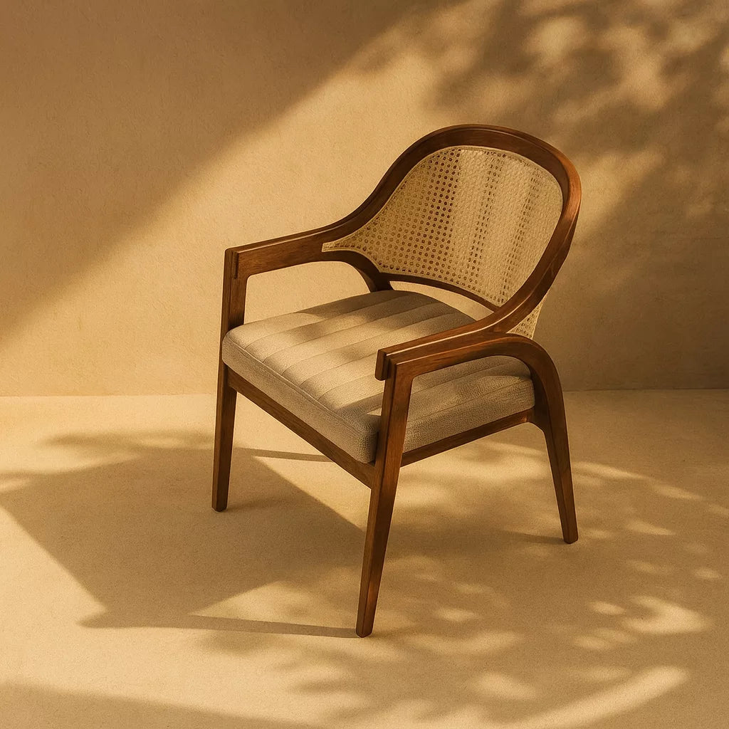 Masif kayın ahşapla yapılmış, hasır sırtlı ve Bohem stilinde bir sandalye, zarif bir görünüm sunar.