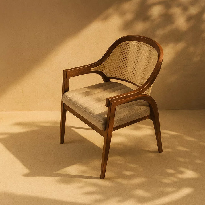 Masif kayın ahşapla yapılmış, hasır sırtlı ve Bohem stilinde bir sandalye, zarif bir görünüm sunar.