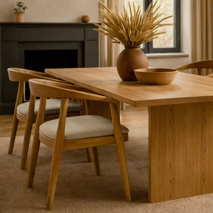  Bohem Tarz Kestane Yemek Masası, iki sandalyeyle birlikte ahşap bir yemek masası olarak tasarlanmıştır.