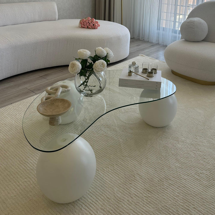 cam orta sehpa beyaz top ayakli sade minimalist tasarim ferah salon icin vornom