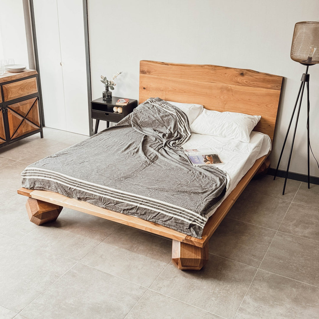 cift kisilik ahsap karyola modern ve sik yatak basligi ve geometrik ayak tasarimli vornom