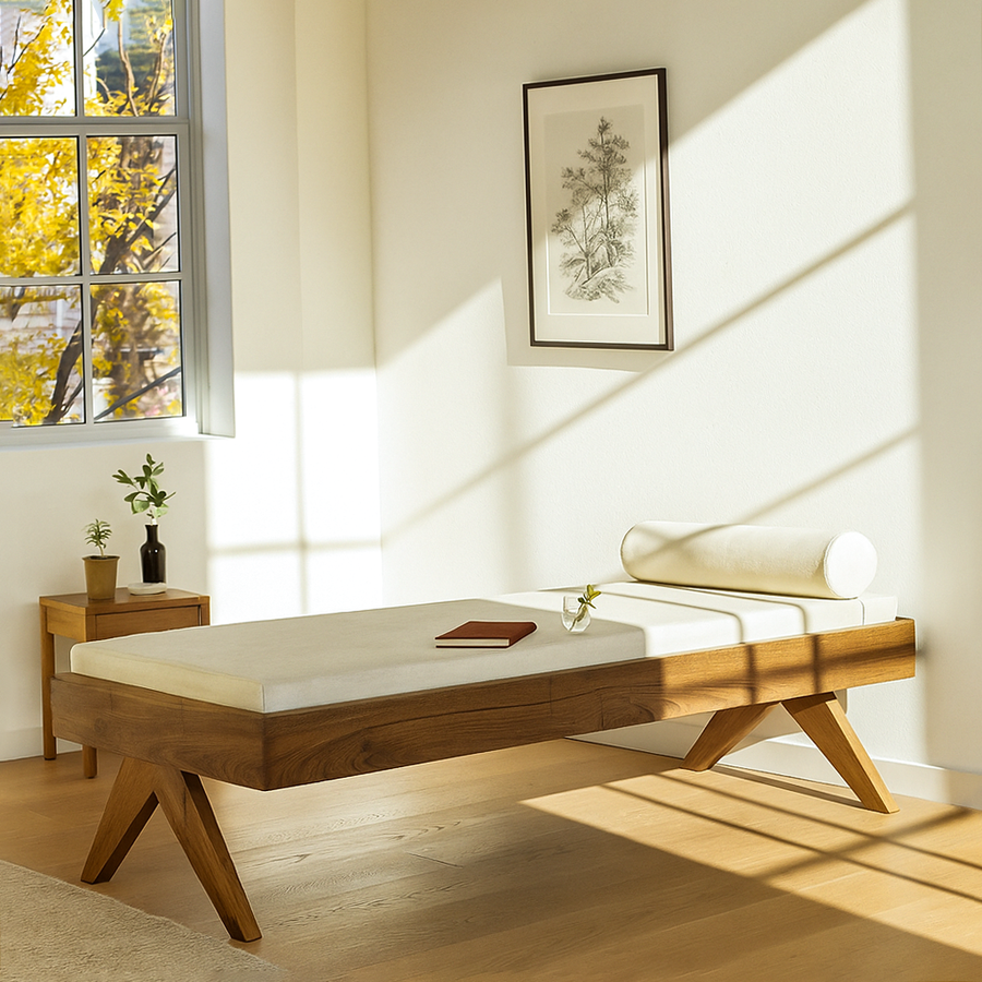 Ceviz daybed karyola çapraz ahşap ayaklarıyla, güneş ışığı alan odada yandan görünüm