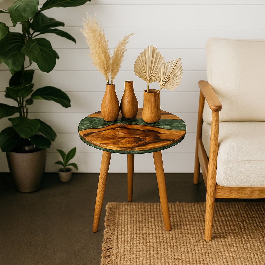vornom epoksi yan sehpa yesil nehir desenli yuvarlak sehpa  dogal ahsap ayaklar ve modern oturma odasi dekorunda yer aliyor sade ve zarif bir tasarim