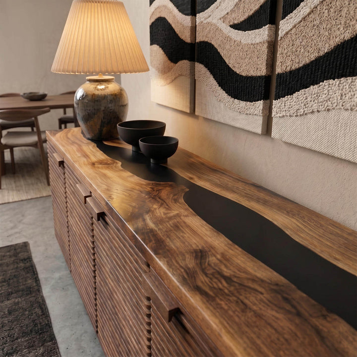 Yatay çıtalı kapak tasarımına sahip modern Epoksi Tablalı Ahşap Konsol minimalist ev dekorasyonuna uyum sağlıyor.