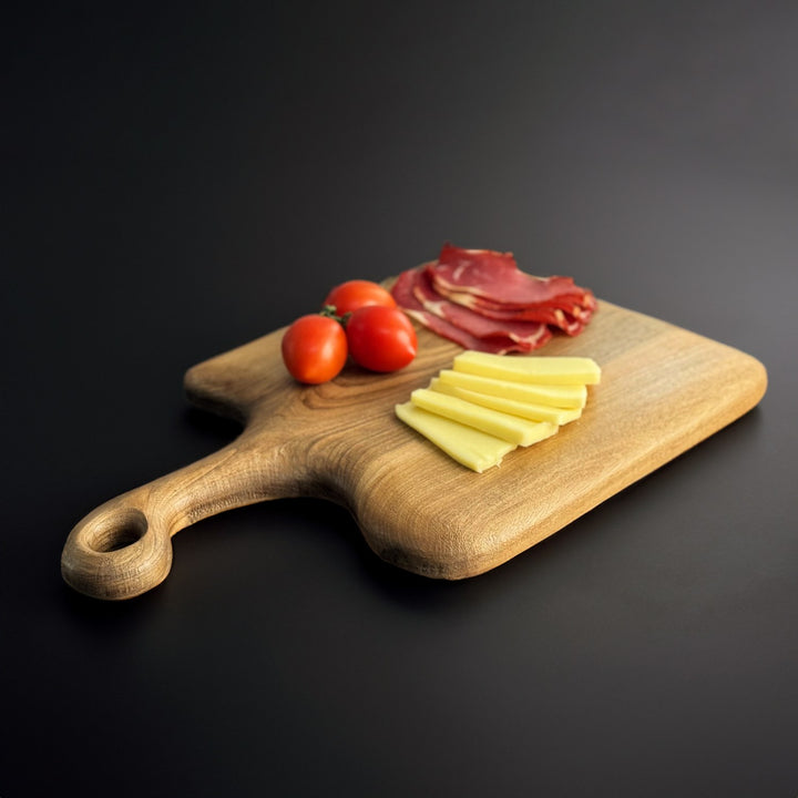 et dograma tahtası uzerindeki peynir domates ve pastirma ile estetik bir sunum sagliyor vornom