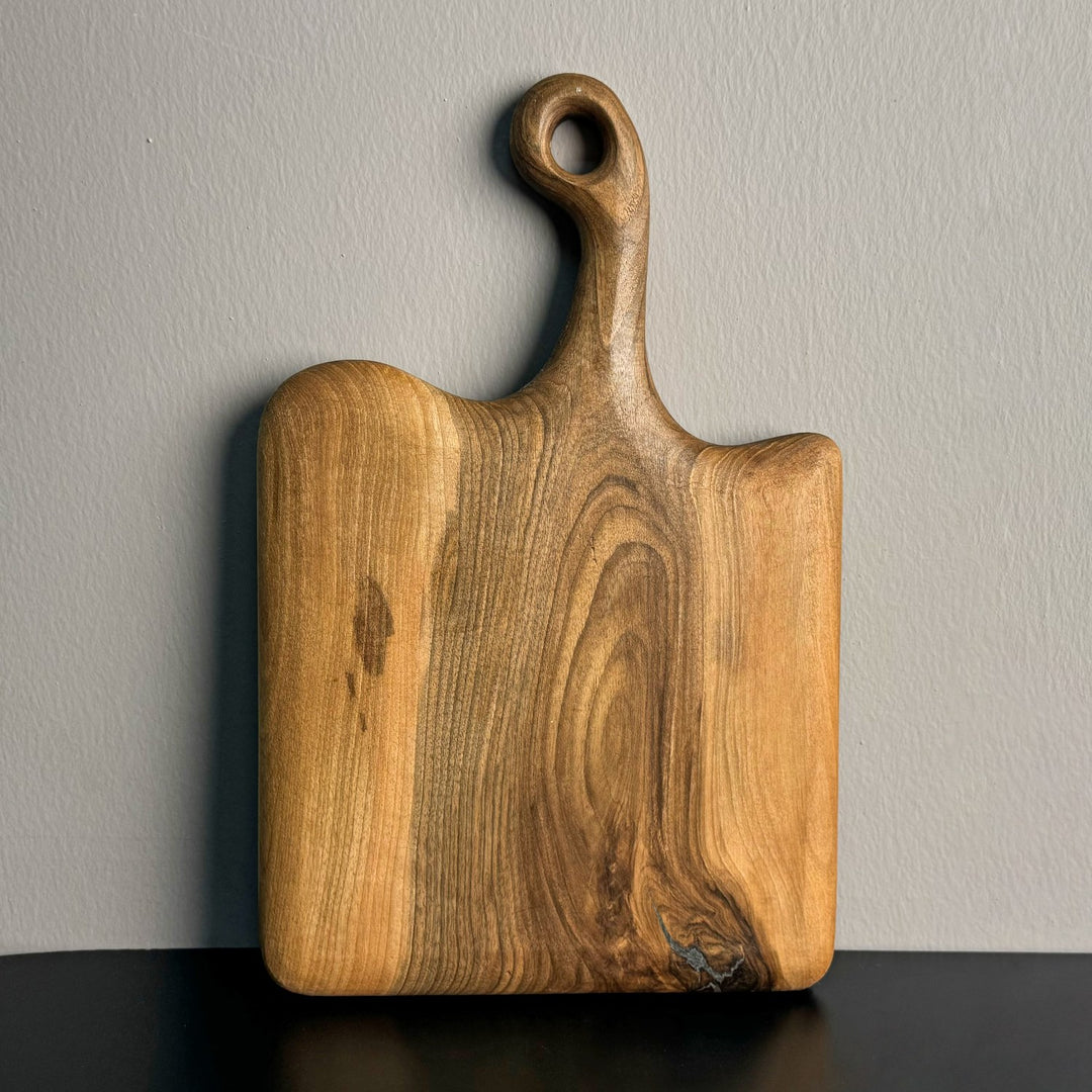 dogal desenleriyle one cikan ceviz agacindan yapilmis ahsap et dograma tahtasi dik konumda sergilenerek dokusu ve zarif formu vurgulaniyor vornom