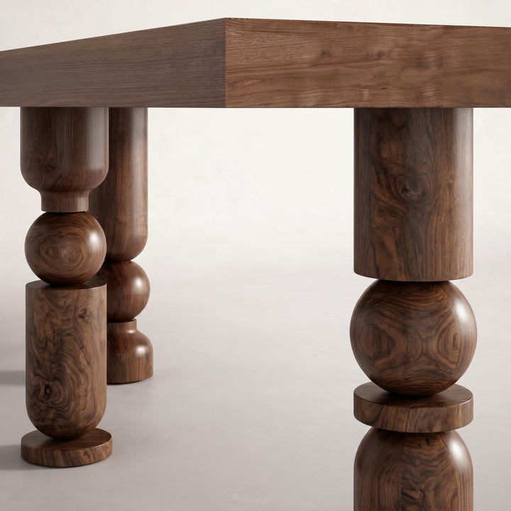 Minimalist ve avangart detayları bir araya getiren kalın tablalı Postmodern Torna Ayaklı Ahşap Yemek Masası.