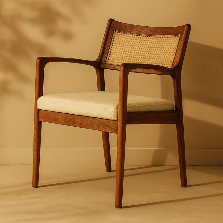 Ahşap çerçeveye sahip, bej rengi oturağı olan Hazeran Sırtlı Masif Kayın Yemek Sandalyesi.