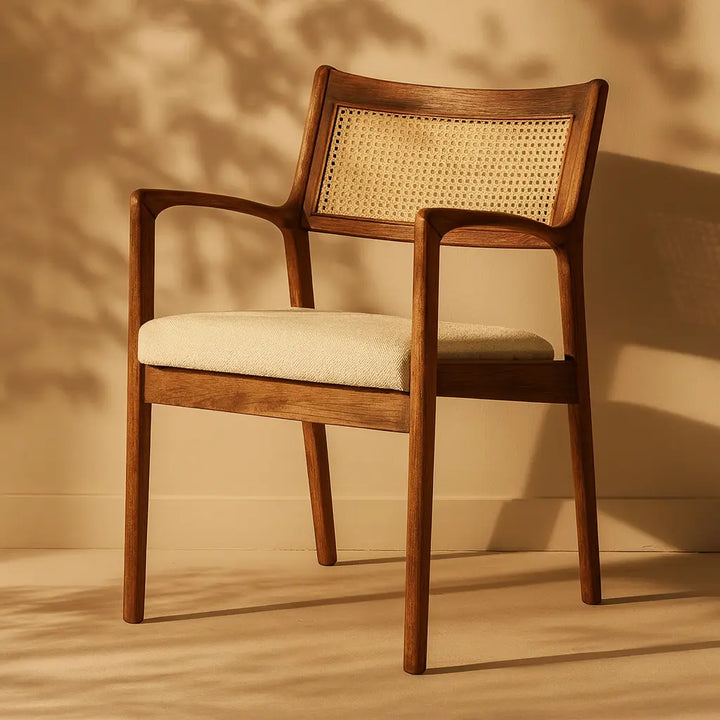 Hazeran Sırtlı Masif Kayın Yemek Sandalyesi, ahşap çerçeve ve bej yastık ile tasarlanmıştır.