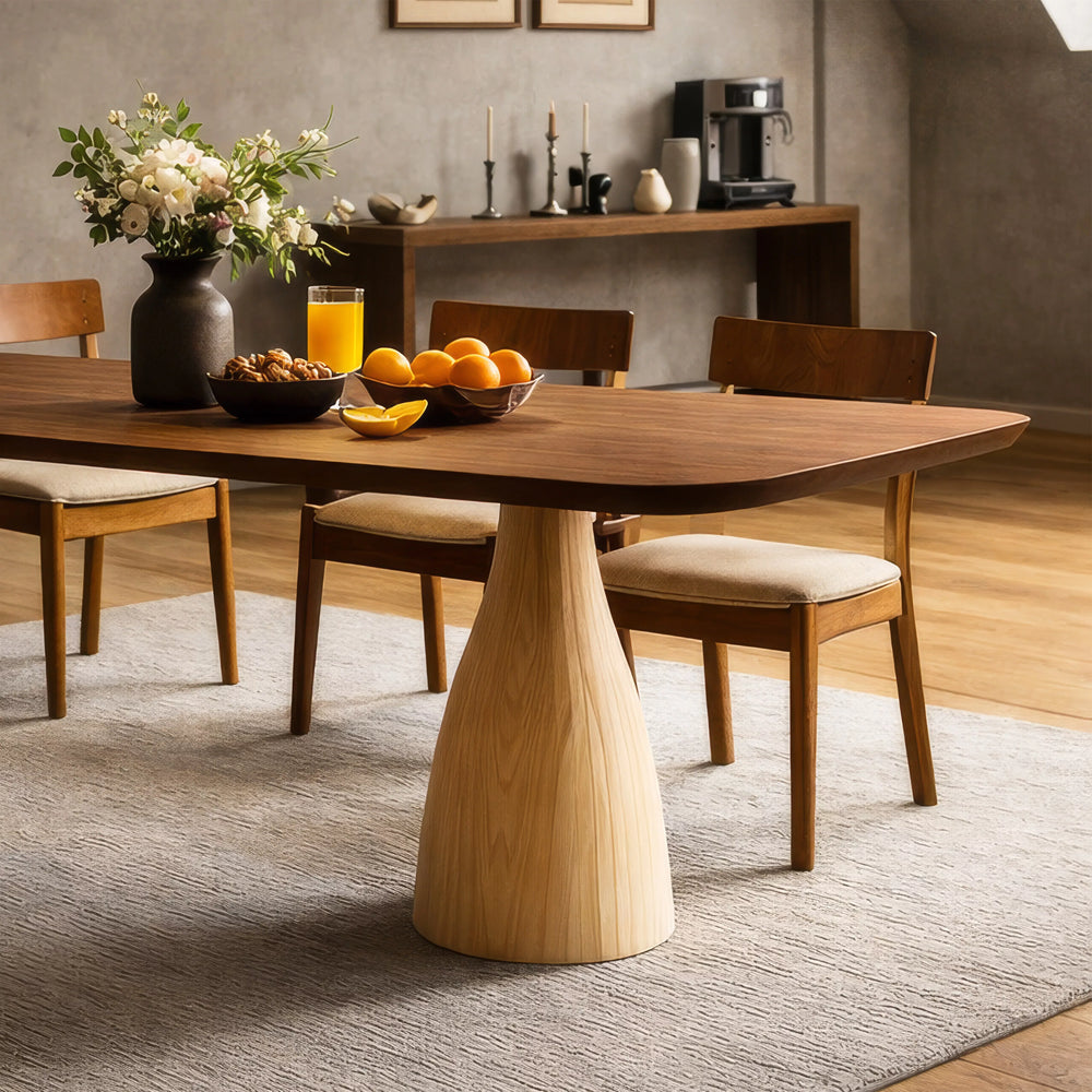 Heykelsi Kestane Yemek Masası, sandalyelerle çevrili ve ortada meyve kasesi bulunan şık bir yemek masası.