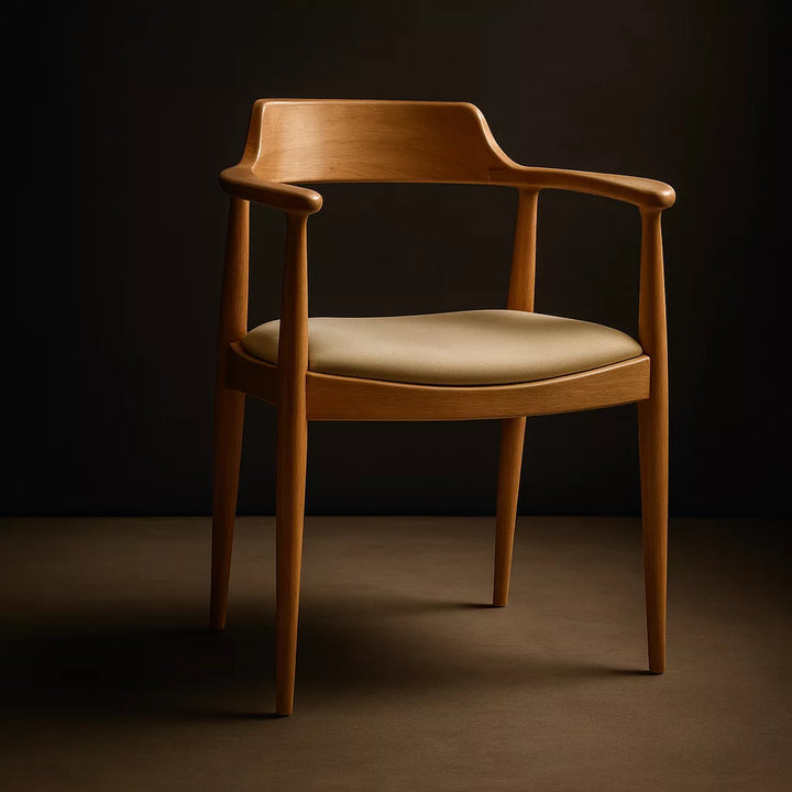 İskandinav stilinde, ahşap çerçeveye ve bej oturağa sahip Kennedy yemek sandalyesi.